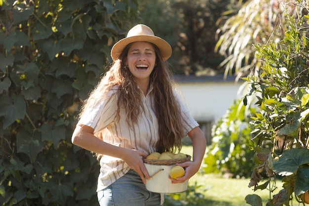 Mujer feliz de tiro medio con frutas