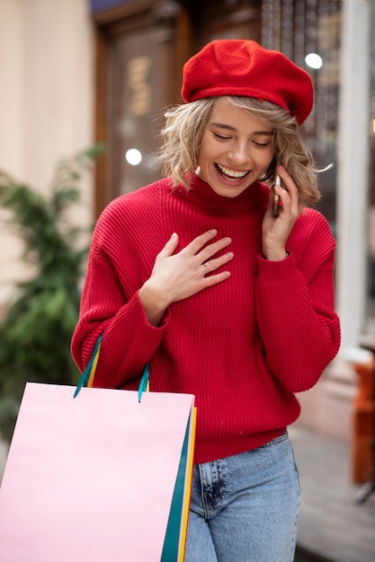 Mujer feliz de tiro medio hablando por teléfono