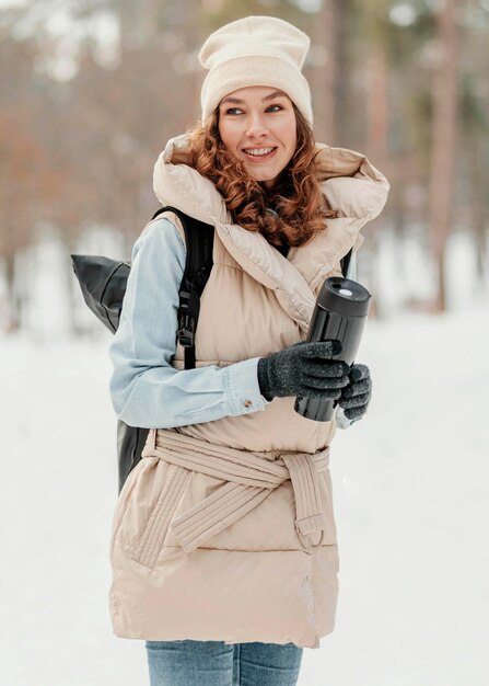 Mujer feliz de tiro medio con mochila