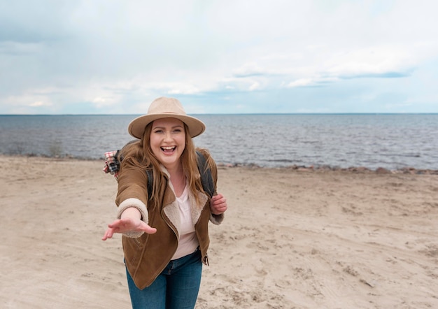 Mujer feliz de tiro medio en la playa