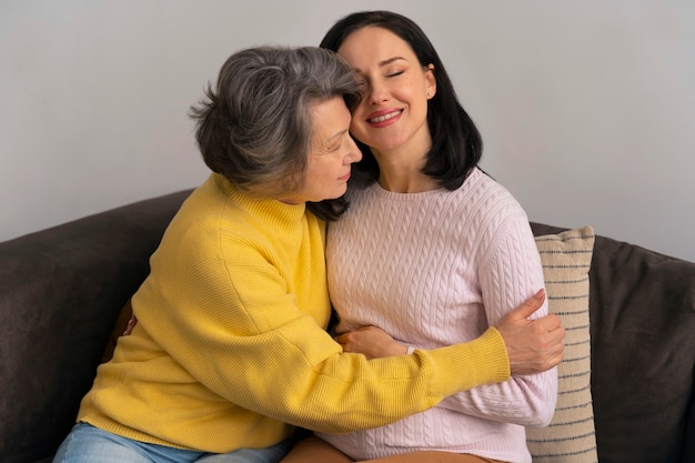 Mujer feliz de tiro medio y su madre.