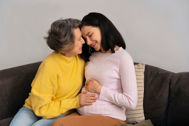 Foto gratuita mujer feliz de tiro medio y su madre.