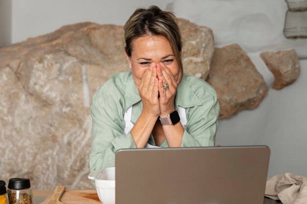 Mujer feliz de tiro medio con tableta