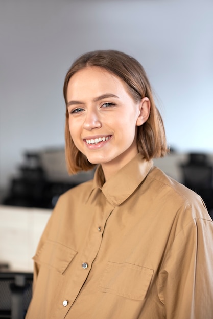 Mujer feliz de tiro medio en el trabajo