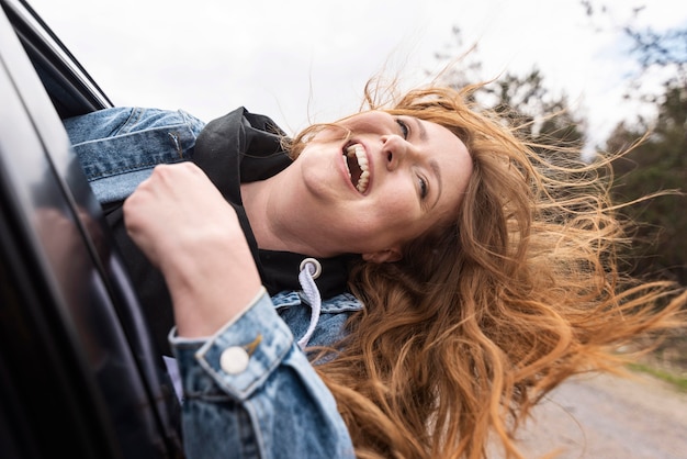 Foto gratuita mujer feliz de tiro medio