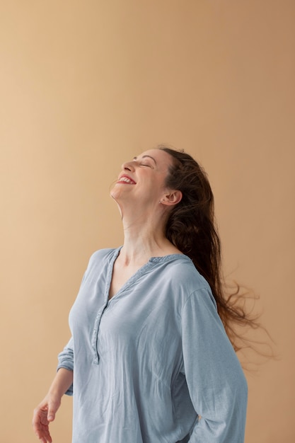 Mujer feliz de tiro medio