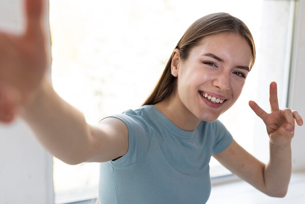 Foto gratuita mujer feliz tomando un selfie