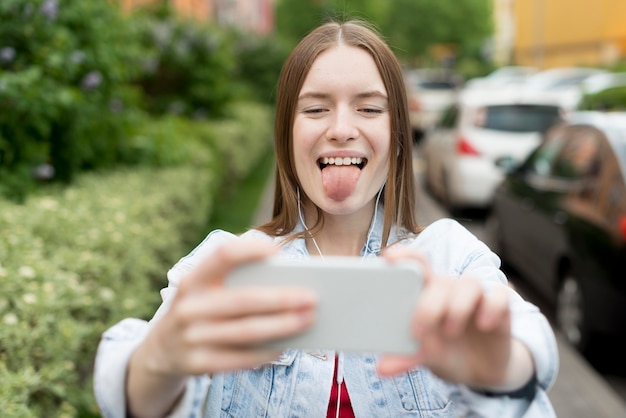 Mujer feliz tomando un selfie