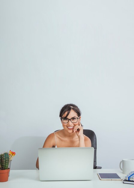 Mujer feliz trabajando en la oficina