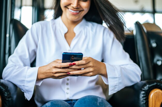 Mujer feliz usando su teléfono inteligente