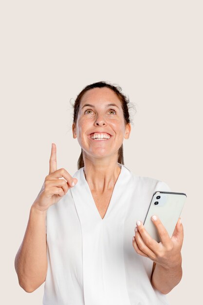 Mujer feliz usando un teléfono inteligente