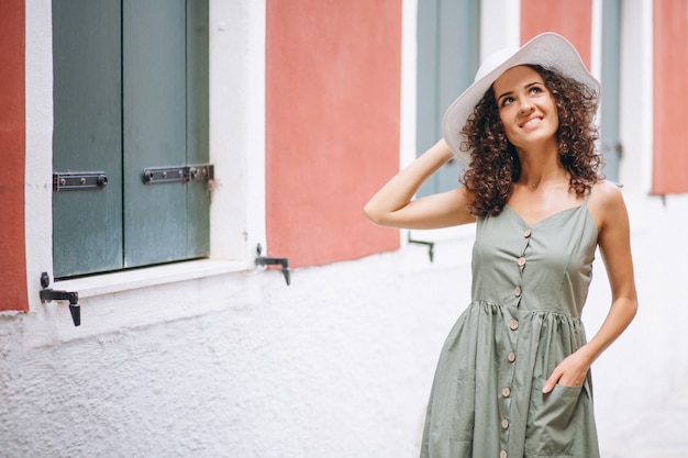 Mujer feliz de vacaciones en venecia