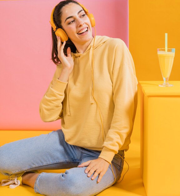 Mujer feliz con un vaso de jugo