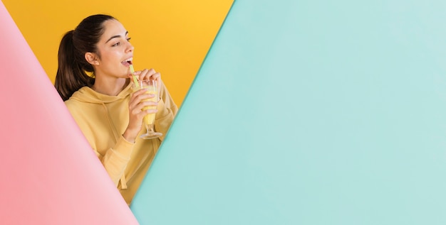 Mujer feliz con un vaso de jugo