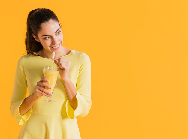 Mujer feliz con un vaso de jugo