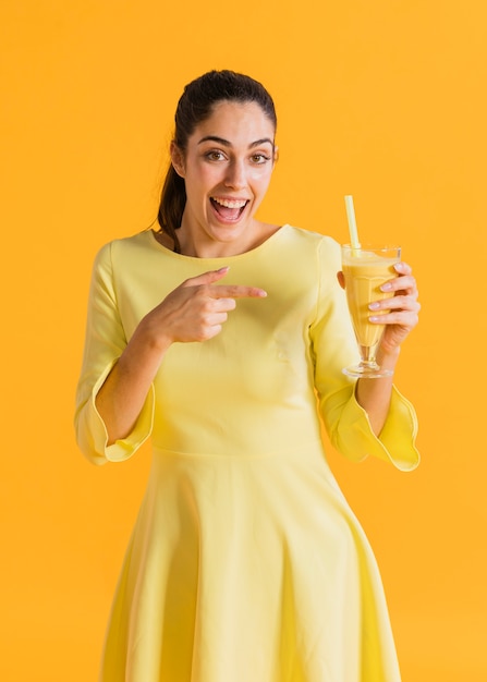 Foto gratuita mujer feliz con un vaso de jugo