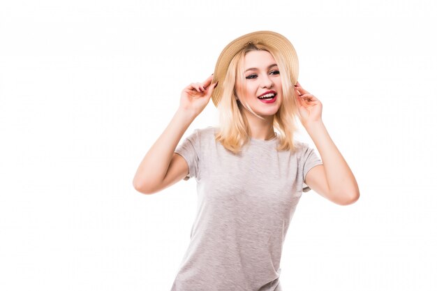 Mujer feliz verano en sombrero brillante aislado