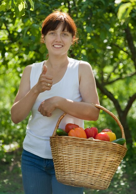 Mujer feliz con verduras