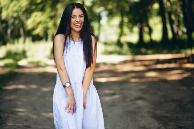 Mujer feliz vestida en el parque