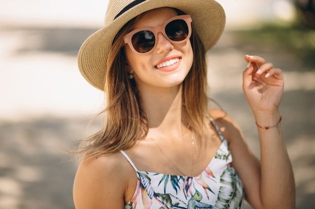 Mujer feliz en el vestido en la playa