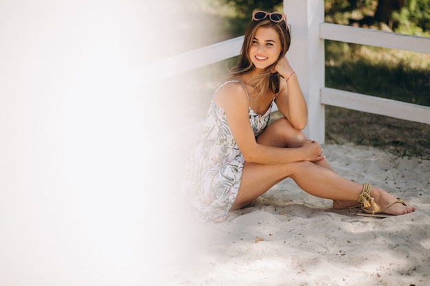 Mujer feliz en el vestido en la playa