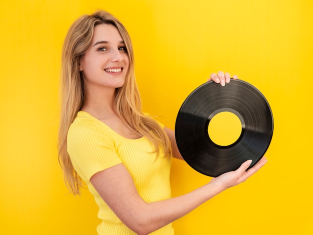 Foto gratuita mujer feliz con vinilo