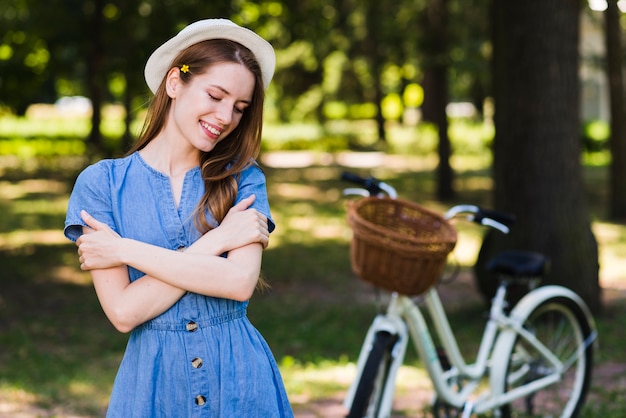 Foto gratuita mujer feliz vista frontal con bicicleta