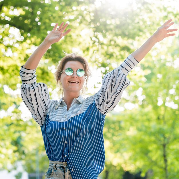 Mujer feliz en la vista frontal del parque de verano