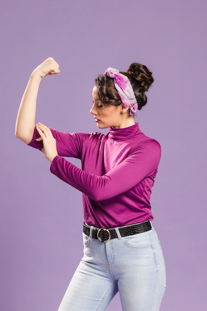 Mujer feminista mostrando su poder