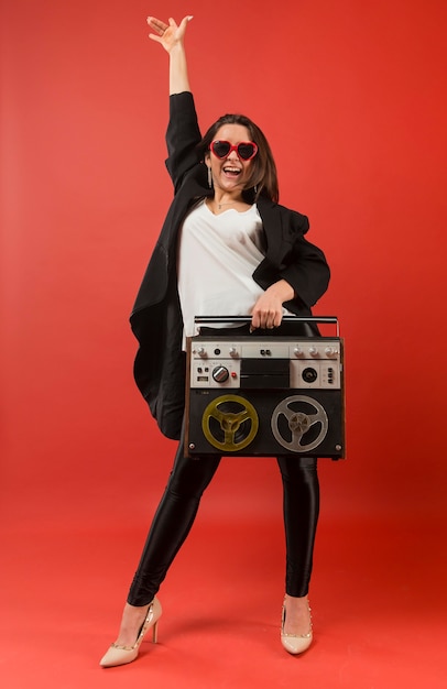 Mujer en fiesta con gafas de sol con radio