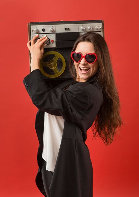 Mujer en fiesta con gafas de sol con radio