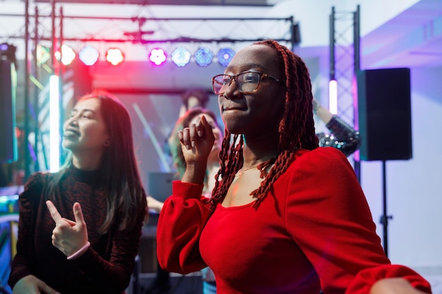 Foto gratuita mujer de fiesta en la pista de baile en un club