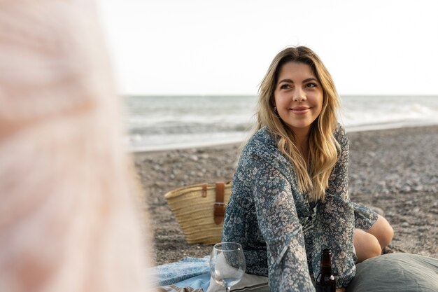 mujer en una fiesta en la playa