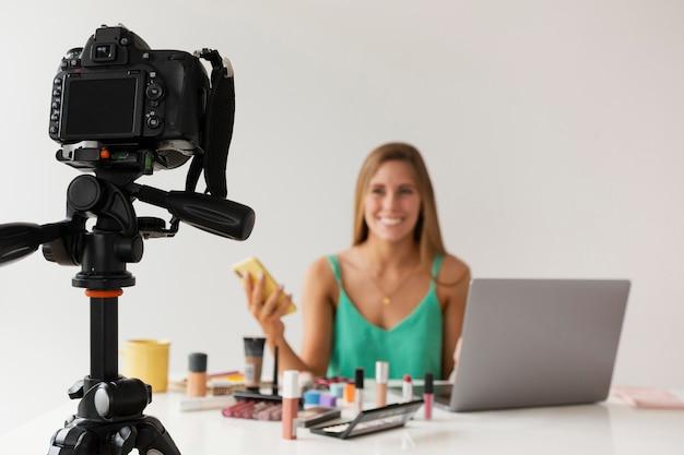 Mujer filmando cámara de alto ángulo