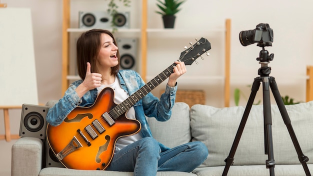 Mujer filmando video musical en casa