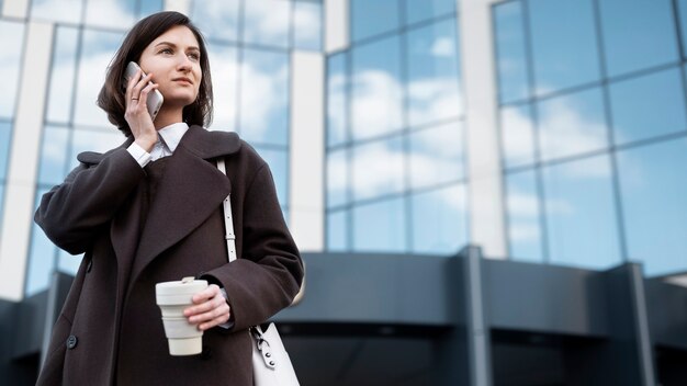 Mujer financieramente independiente que va a trabajar