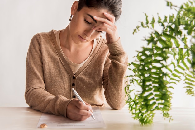 Foto gratuita mujer firma acuerdo de divorcio