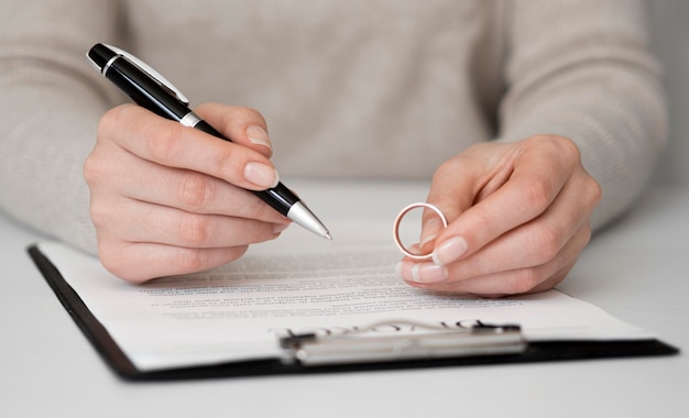 Mujer firma contrato de divorcio