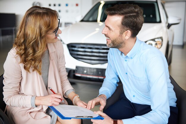 Mujer firma contrato con su pareja