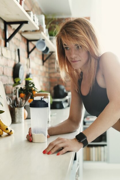 Mujer fitness en cocina