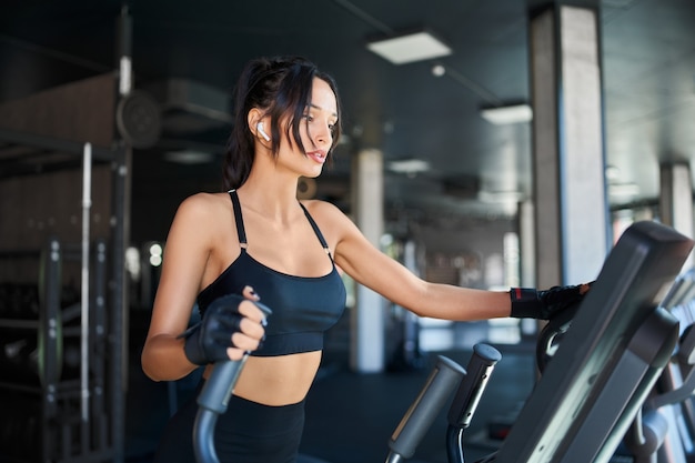 Mujer fitness entrenamiento en cinta