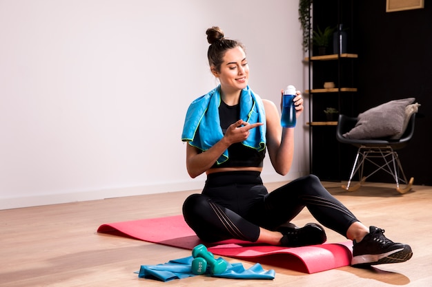 Mujer fitness haciendo ejercicio en casa