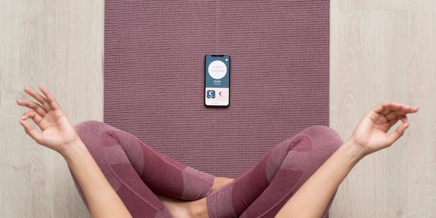 Mujer fitness haciendo yoga con una aplicación móvil