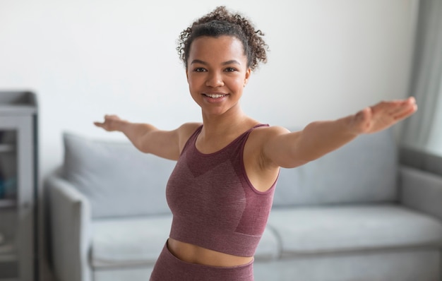 Foto gratuita mujer fitness haciendo yoga en casa