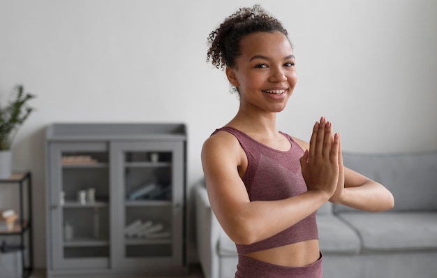Foto gratuita mujer fitness haciendo yoga en casa