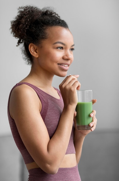 Foto gratuita mujer fitness con un jugo de frutas