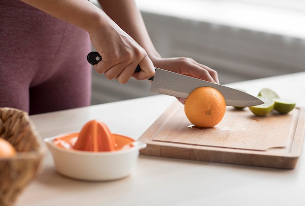 Mujer fitness preparando un jugo de fruta saludable