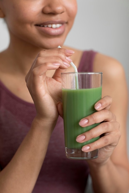 Mujer fitness preparando un jugo de fruta saludable