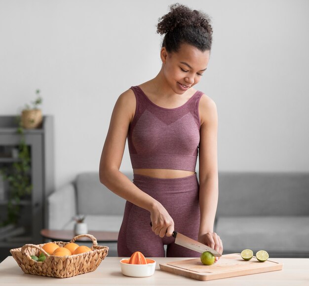 Mujer fitness preparando un jugo de frutas