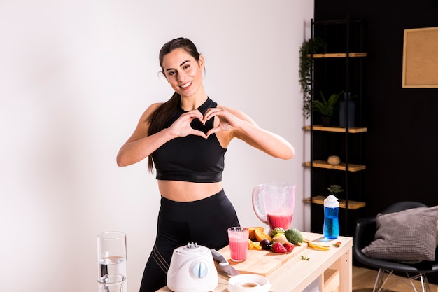 Mujer fitness preparando un zumo desintoxicante